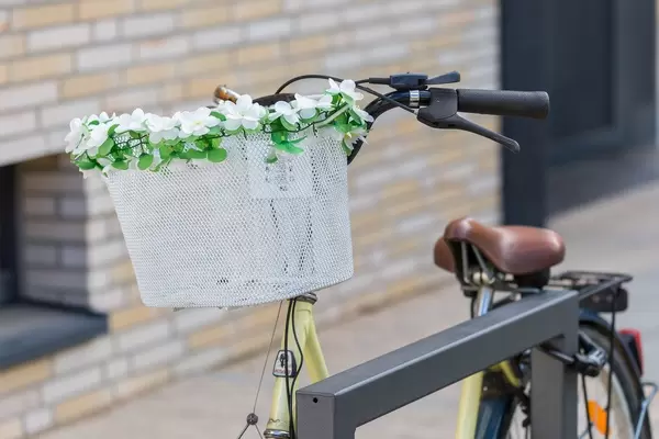 Weißer Fahrradkorb mit Blumendeko