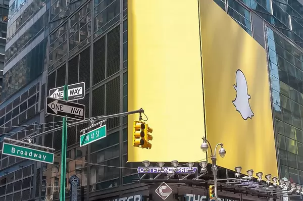 Weißer Geist auf gelber Fläche als Werbung für einen Instant-Messaging-Dienst