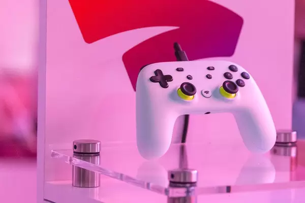 Weißer Google Stadia Controller auf Display auf der Gamescom Messe für digitale Spielkultur