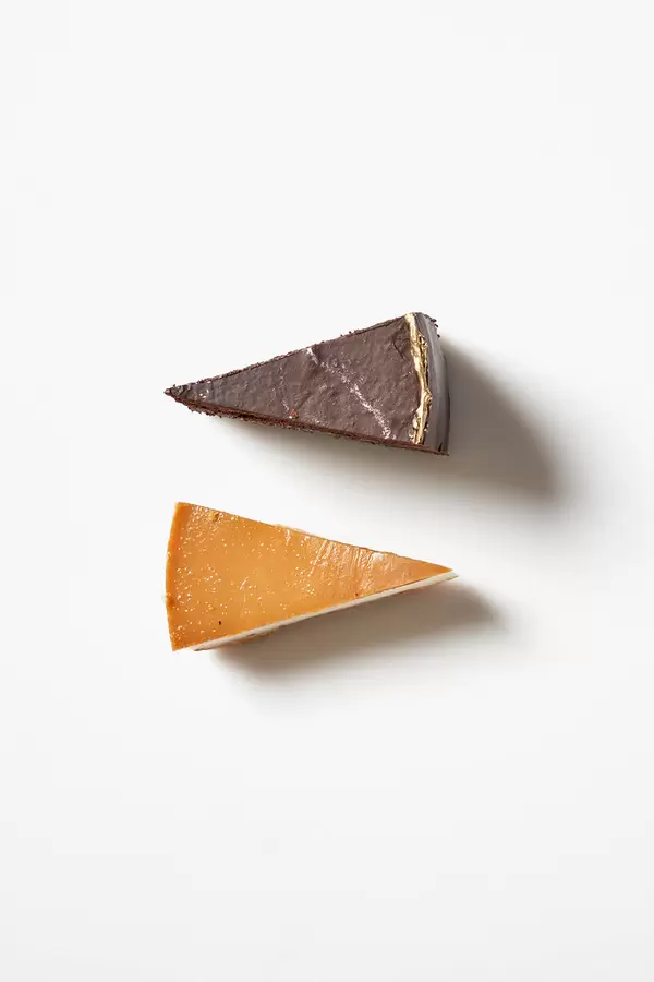 Weißer Hintergrund mit zwei verschiedenen Tortenstücken in der Mitte und Platz für Text