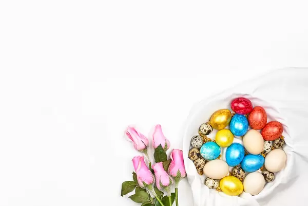 Weißer Ostern Hintergrund mit Platz für Text: bunte Eier, Wachteleier und Rosen