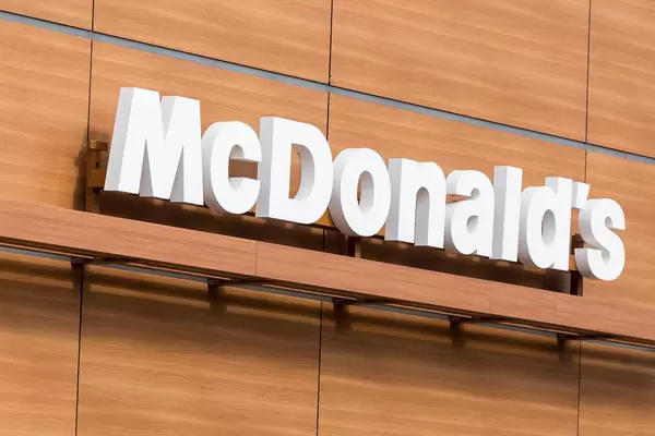 Weißer Schild von McDonald's auf hölzernem Hintergrund