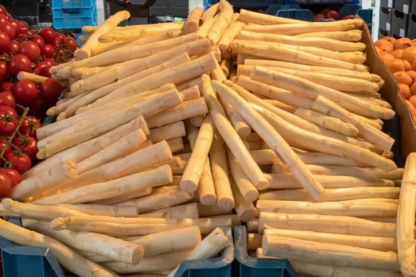 Weißer Spargel in Kisten am Markt