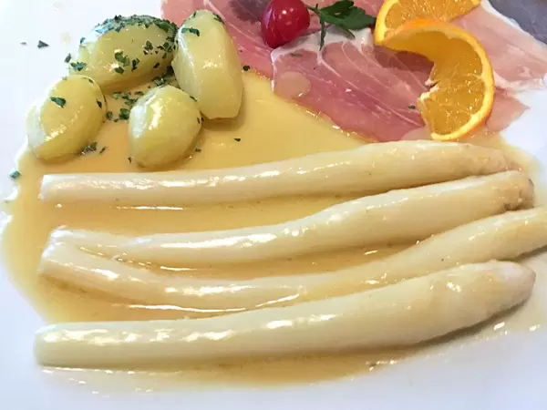 Weißer Spargel mit Schinken und Kartoffeln