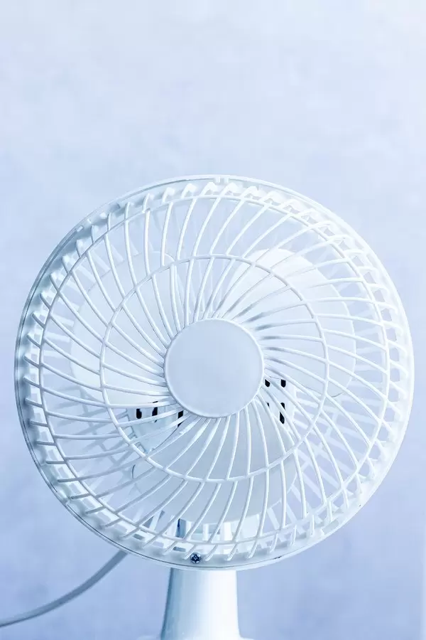 Weißer Standventilator für zu Hause