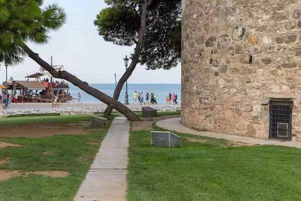 Weißer Turm und ein Ausflugsschiff im Hintergrund