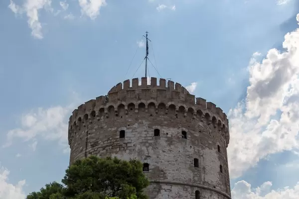 Weißer Turm von Thessaloniki bei bewölktem Himmel