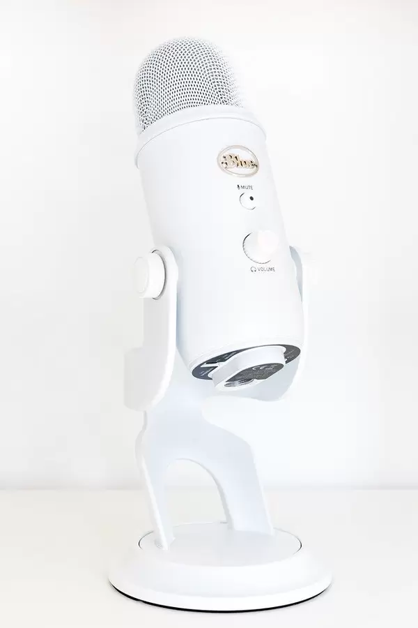 Weißes Blue Yeti USB-Mikrofon für Aufnahme und Streaming in professioneller Qualität