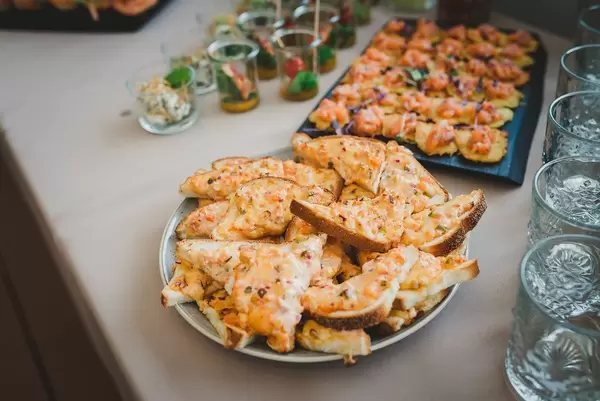 Weißes Brot mit etwas geschmolzenem Käse überbacken