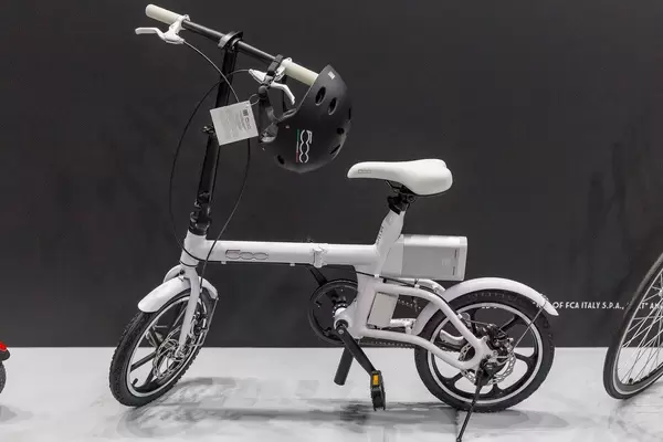 Weißes E-Bike / Elektrorad: Fiat 500 elektrisches Fahrrad und Klapprad, mit schwarzem Helm
