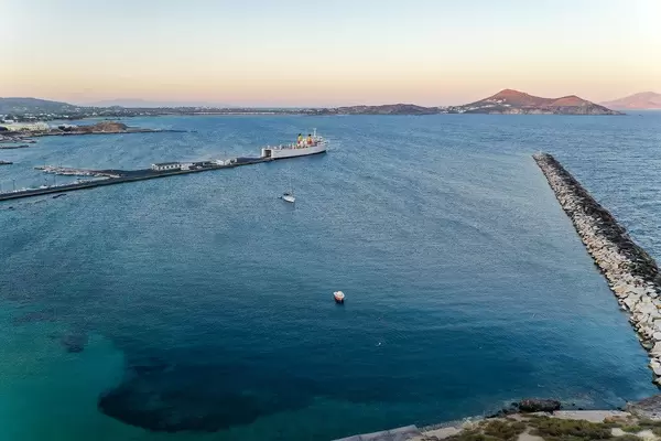 Weißes Frachtschiff Kapetan Christos im Hafen von Naxos am Sonnenuntergang. Drohnenaufnahme