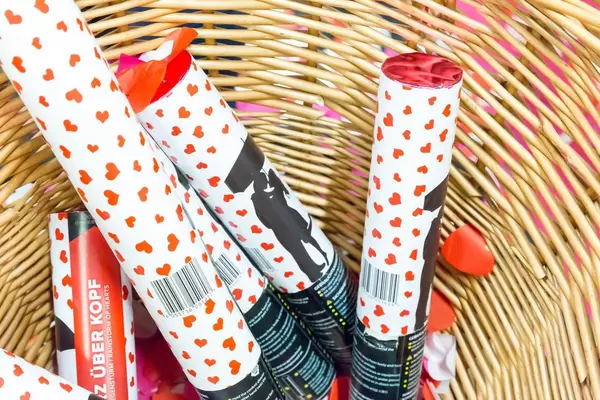 Weißes Geschenkpapier mit roten Herzen