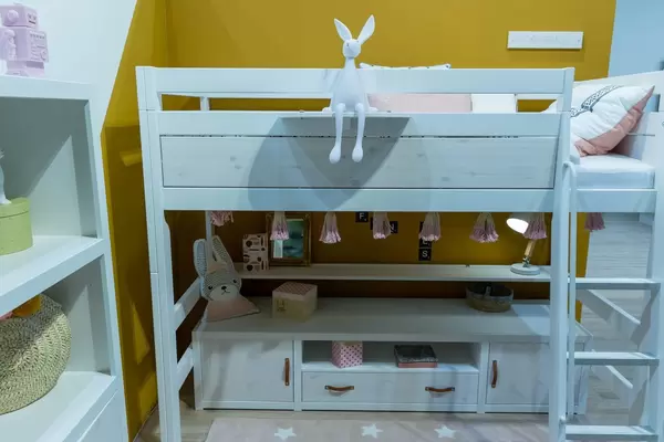 Weißes Hochbett mit Leiter und rosaroter Dekoration für Mädchen