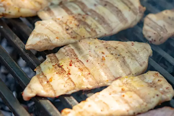 Weißes Hühnerfleisch auf dem Grill