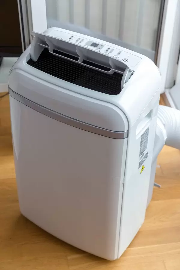 Weißes Klimagerät von Comfee entfeuchtet Räume umweltschonend und hält sie durch das Ventilationssystem kühl