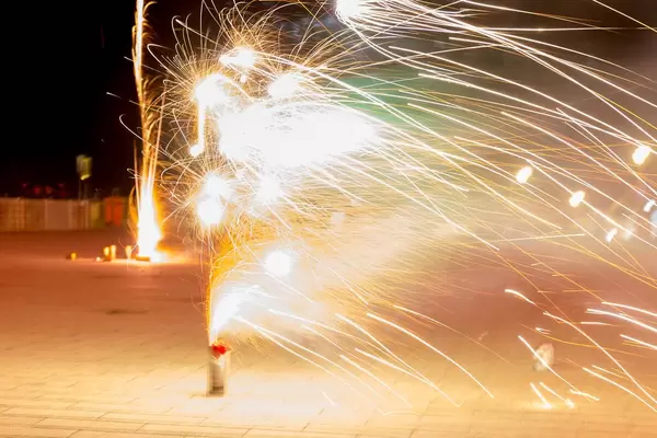 Weißes Vulkan-Feuerwerk in Noord-Holland zu Silvester, aufgenommen mit langer Verschlusszeit
