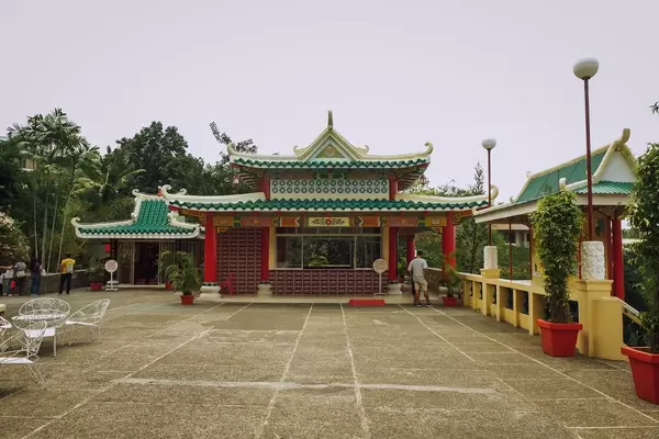 Weitwinkelaufnahme eines chinesischen Schreins in Cebu