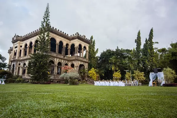 Weitwinkelaufnahme von verlassener Villa mir Aufbau für Hochzeit im dazugehörigen Garten