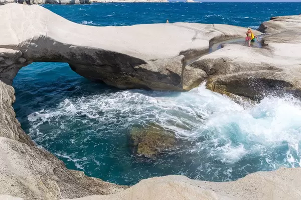 Wellen schlagen interessante Felsformationen in Sarakiniko an der Nordküste von Milos, Griechenland