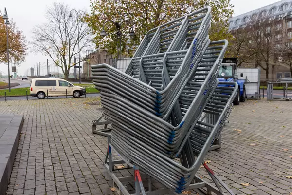 Wellenbrecher am gesperrten Heumarkt in Köln. 11.11.20 ohne öffentliche Karnevalsveranstaltungen