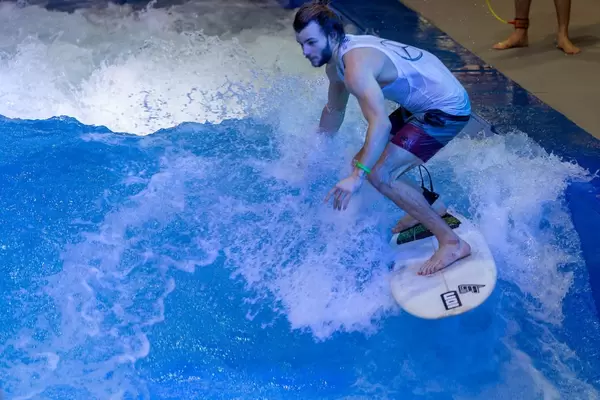 Wellenreiten in der Surf Anlage Citywave bei der Boot Düsseldorf 2018