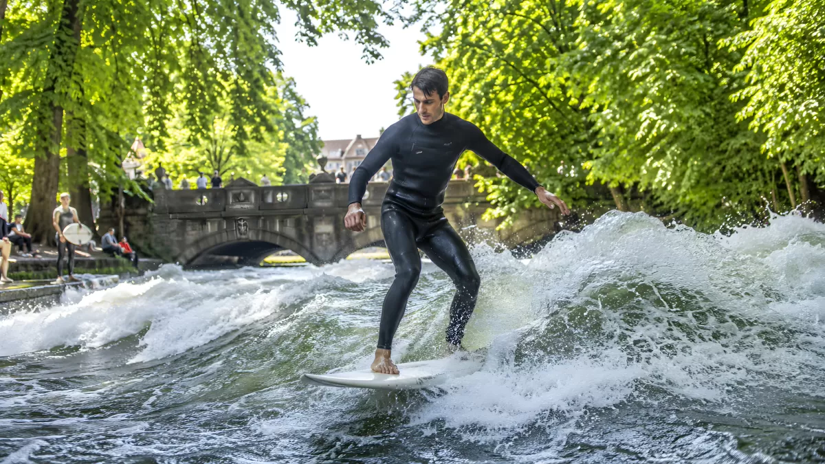 Wellenreiter auf der Eisbachwelle im Englischen Garten — Bild kostenlos herunterladen