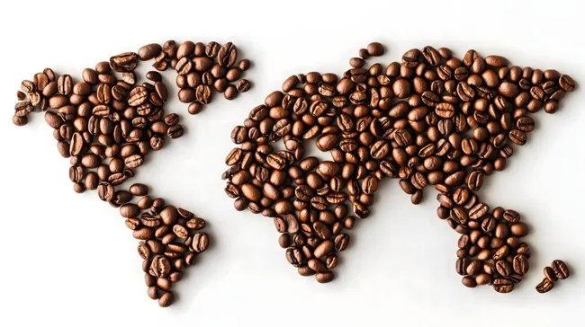 Weltkarte aus frisch gerösteten Kaffeebohnen