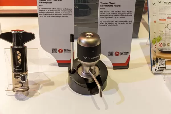 Weltneuheit für mehr Bouquet-Qualität: erster verstellbarer elektrischer Weinbelüfter von Vinaera Pro