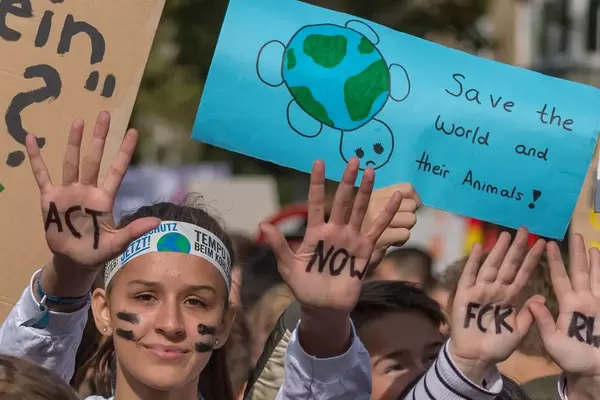 Weltweite Fridays for Future Schülerbewegung führt den Klimastreik an und fordert "Act now" - Handelt jetzt, um die Erde und ihre Tiere zu retten