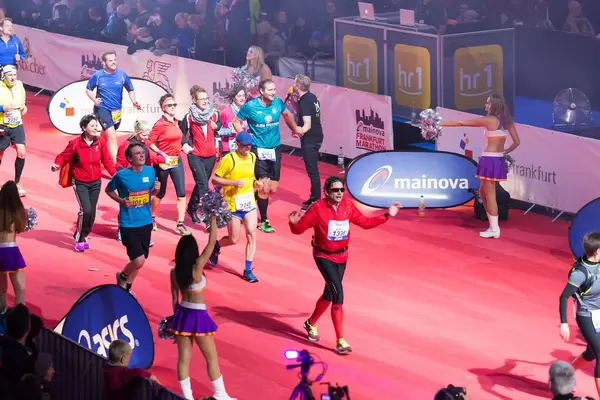 Wenige Meter von der Ziellinie entfernt - Frankfurt Marathon 2017