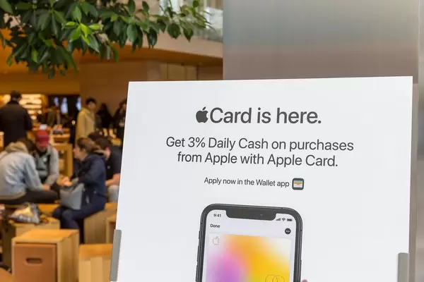 Werbebanner für Apple Card, die mit Apple Pay verbundene Kreditkarte
