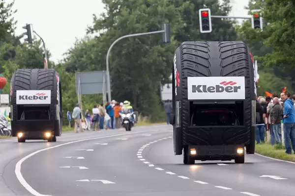 Werbekarawane: Kleber-Reifen