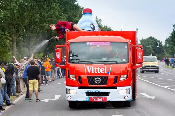 Werbekarawane: Vittel mit Wasserdusche