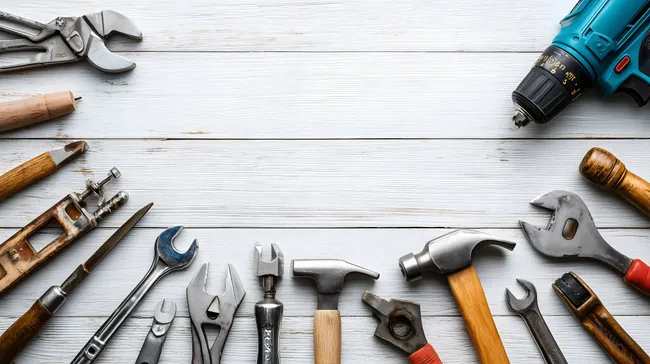 Werkzeug-Sortiment auf hölzernem Hintergrund