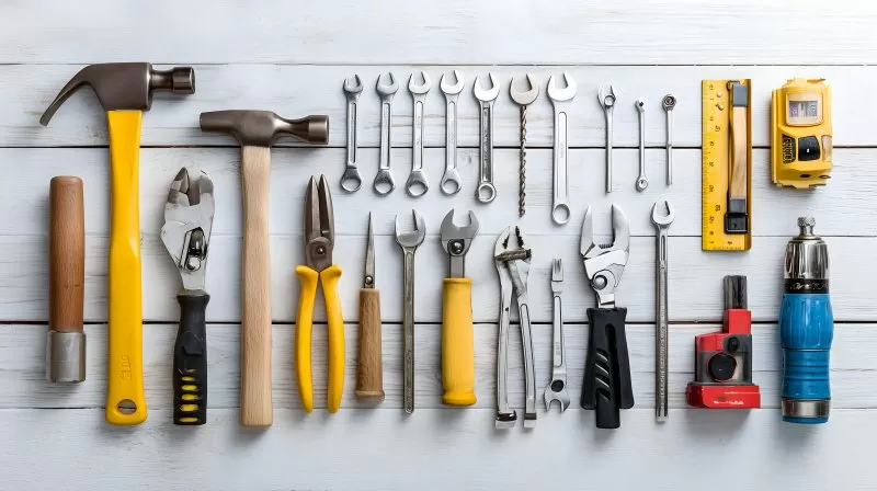 Werkzeugset auf weißem Holz