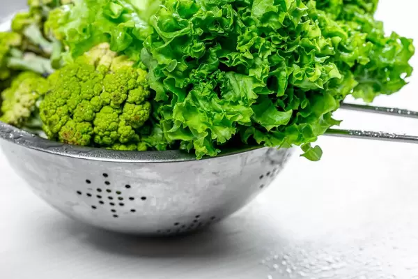 Wet lettuce and broccoli in a sieve (Flip 2019)