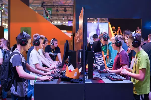 Wettbewerb zwischen den Besuchern auf dem Messestand von Amazon