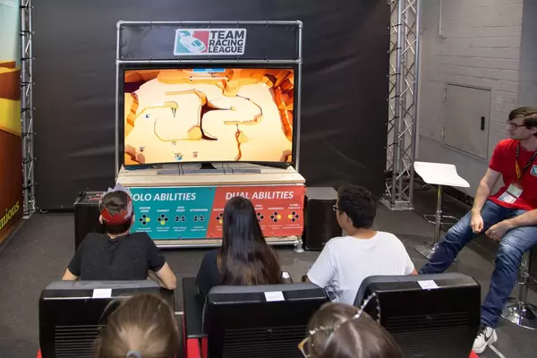 Wettbewerb zwischen den Besuchern von Team Racing League