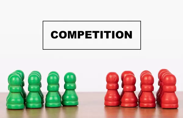 Wettbewerbskonzept: zwei Gruppen von Bauern / Spielfiguren, stehen sich im Konkurrenzkampf gegenüber auf einem Tisch