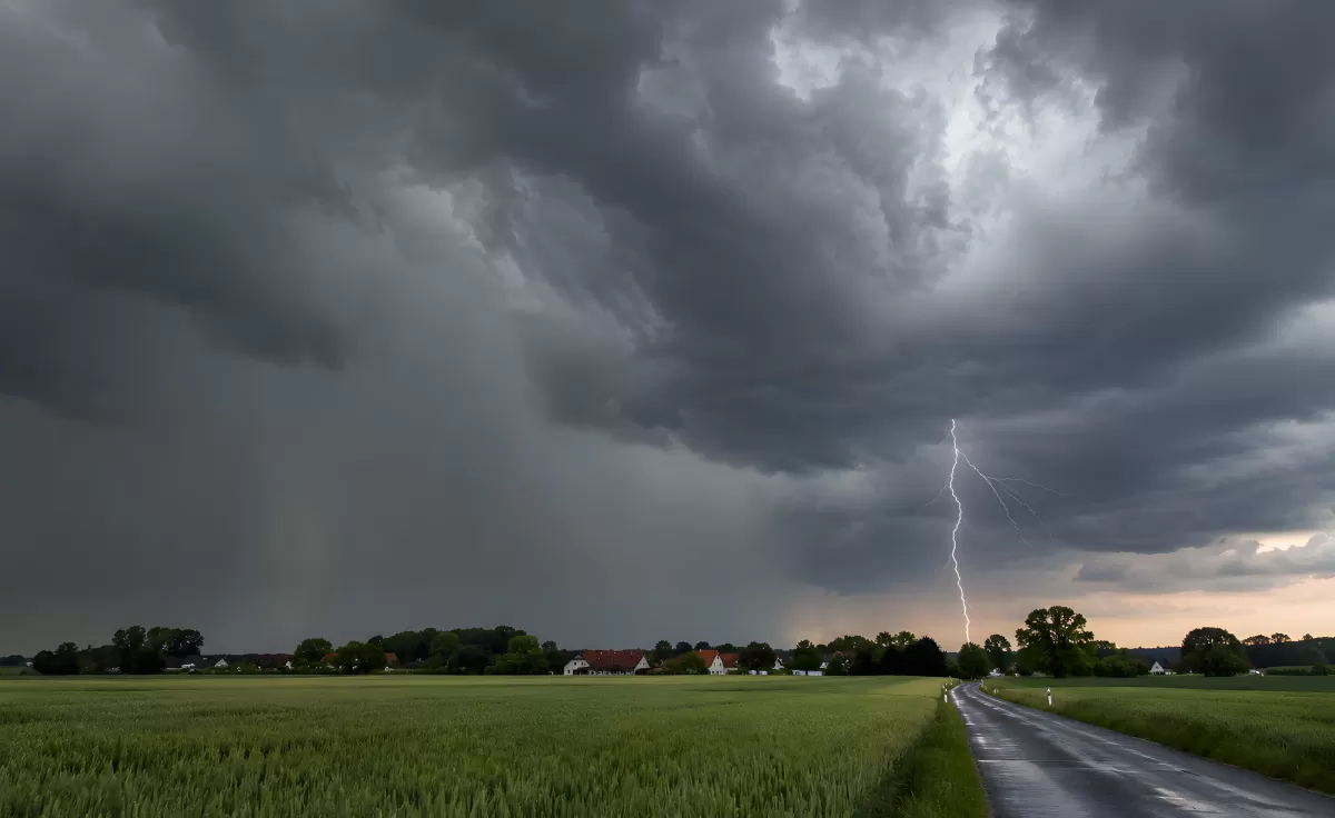 Wetter in Deutschland: Gewitter mit Blitzeinschlag