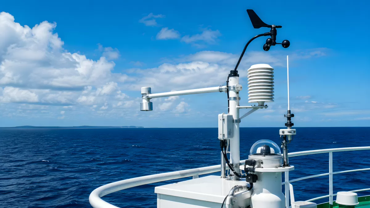 Wetterstation auf Schiff mit Anemometer über dem Meer