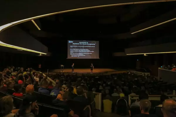 Wettkampfbesprechung für den Ironman 70.3 vor Zuhörern im Konferenzraum und Hörsaal des Sportinstituts in Vierumäki bei Lahti, Finnland