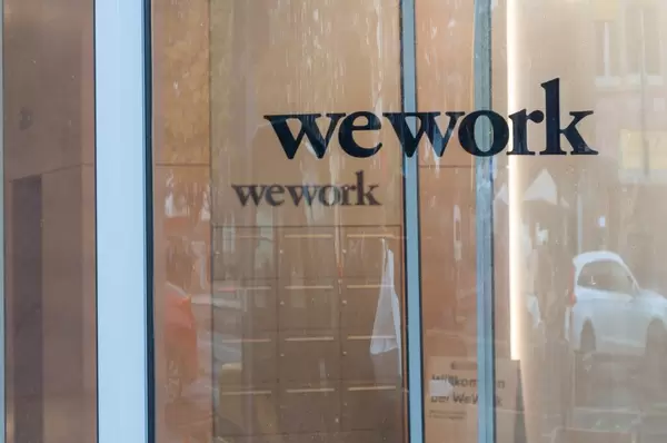 WeWork Büro Außenansicht Glaseingang