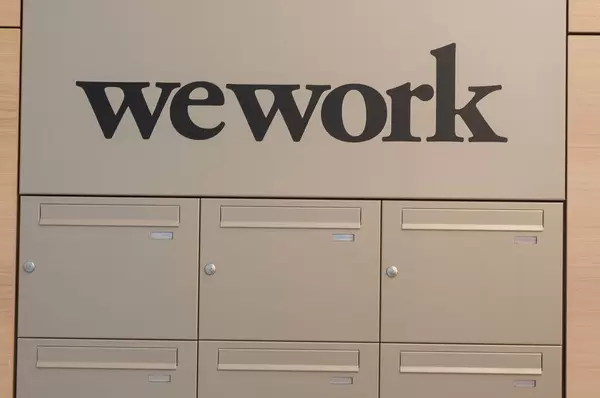 Wework Büro Briefkästen unter dem Logo