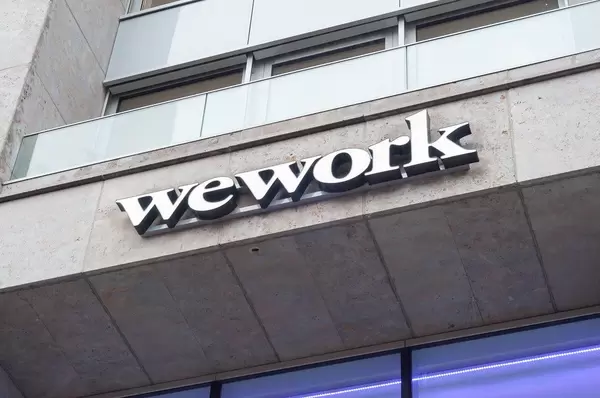 Wework Coworking Büro Logo an der Außenfassade Haus Friesenplatz in Köln