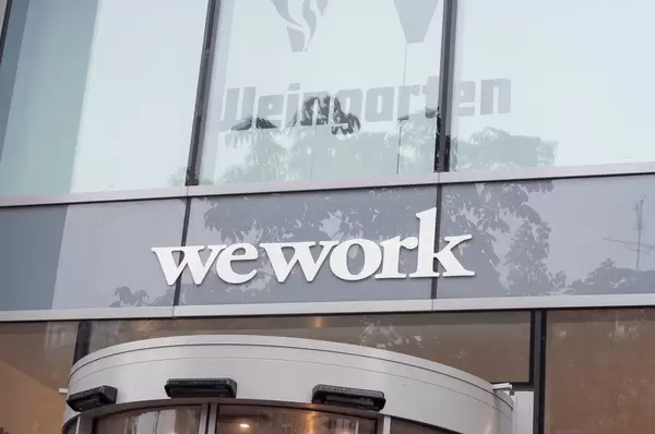 Wework Logo über dem Haupteingang Haus Friesenplatz in Köln