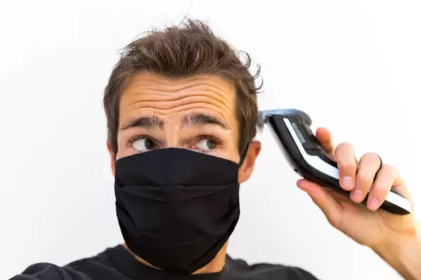 When the barbershop is closed due to Covid-19: doing your haircut at home with hair clipper Philips QC5115/15 and reusable face mask