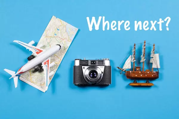 Where Next - Reisen - Fotoapparat, Landkarte, Flugzeug und Schiff auf blauem Hintergrund