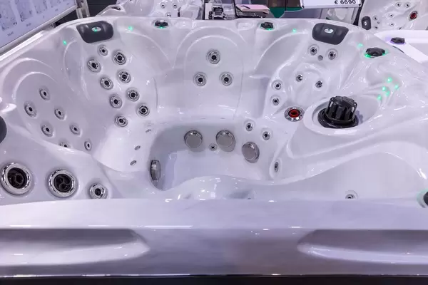 Whirpool Felicity von Fonteyn mit Sitz- und Liegeflächen ohne Wasser mit sichtbaren Düsen