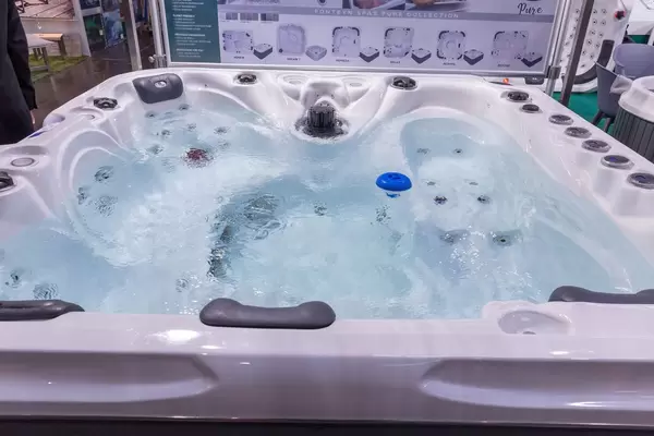 Whirpool mit Sitz- und Liegeflächen und verschiedenen Sprudelprogrammen